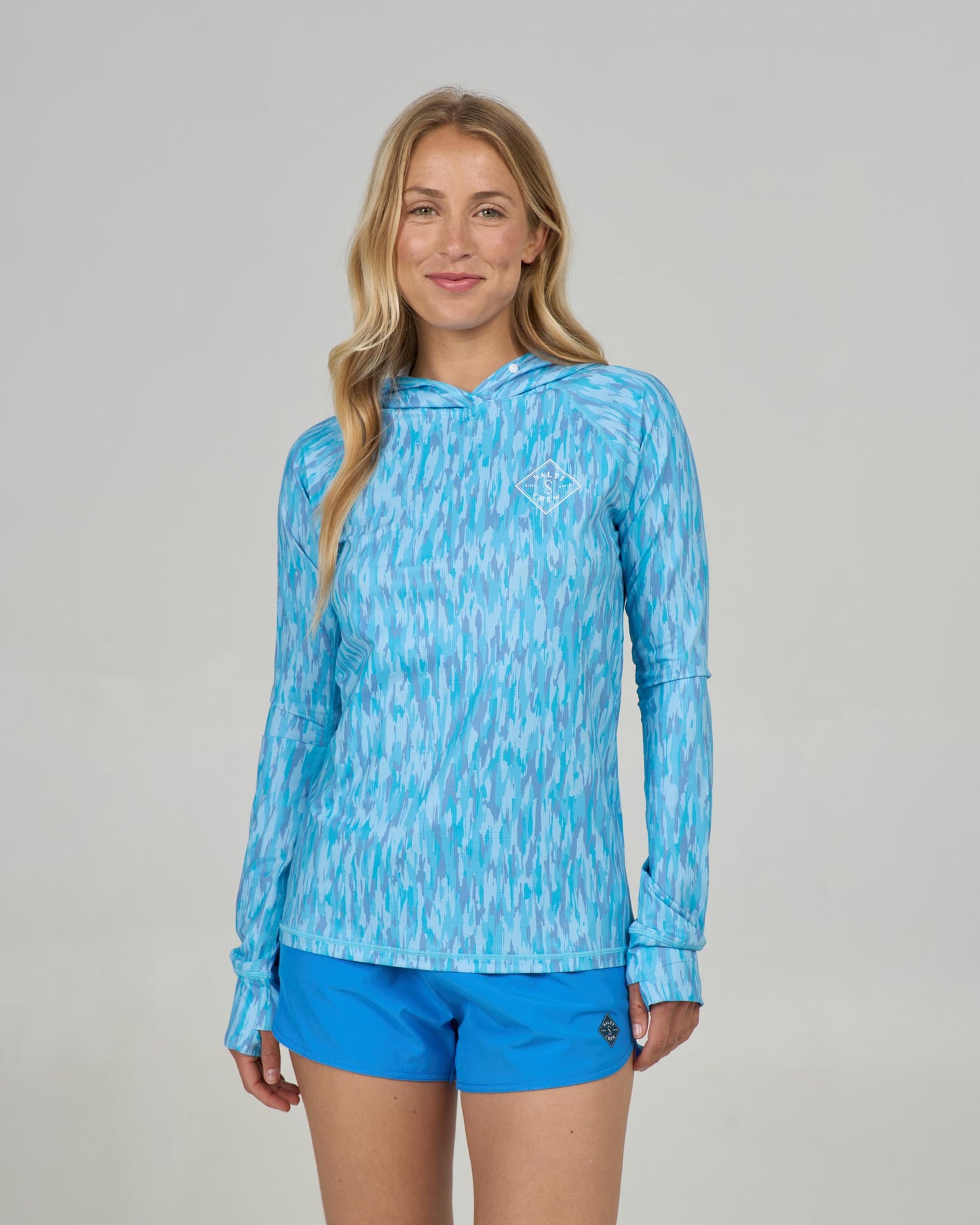 Front view of the Apex Sunshirt - Pool Blue. 