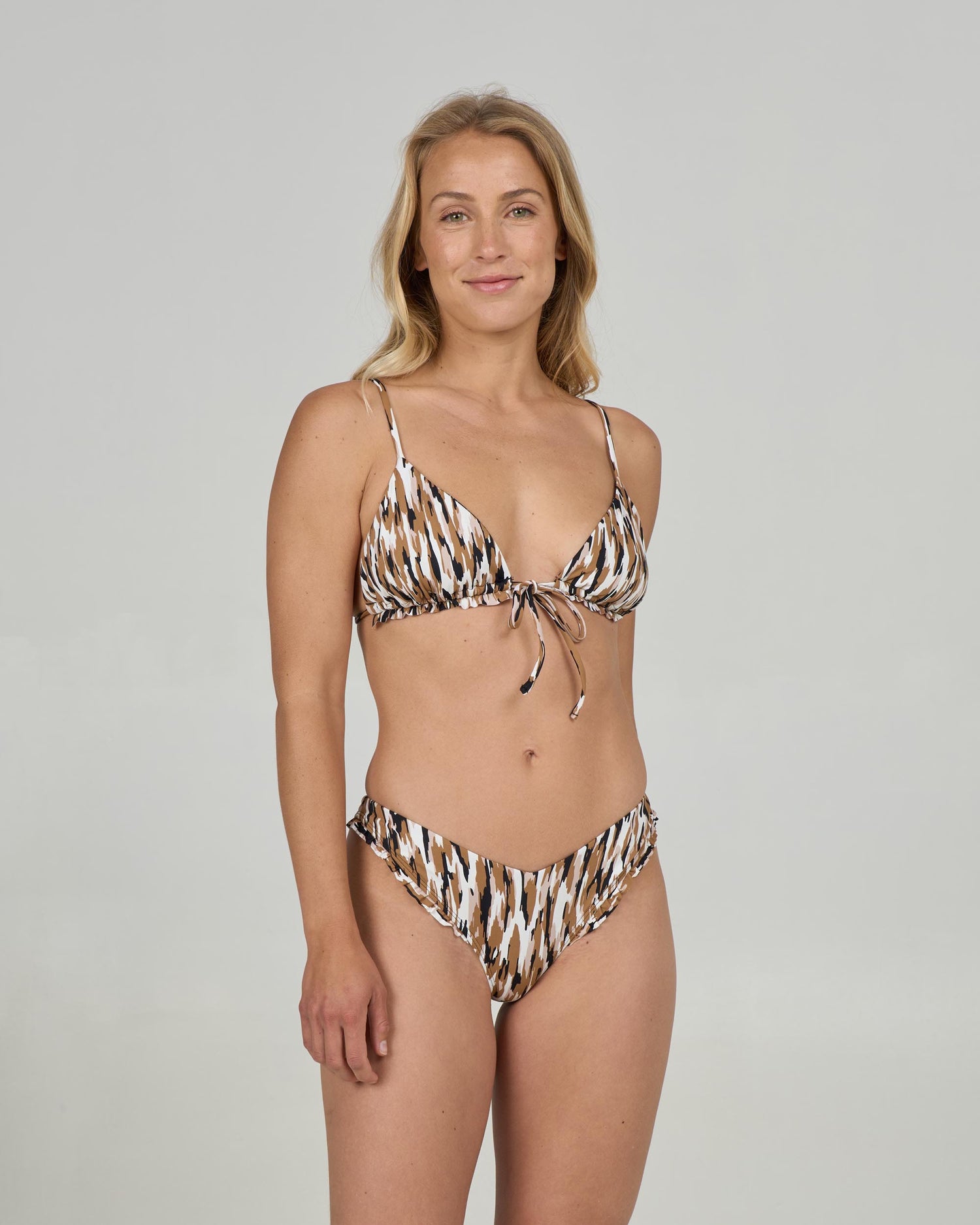 Front view of the Dreamspot Skimpy V - Sand Bar. 