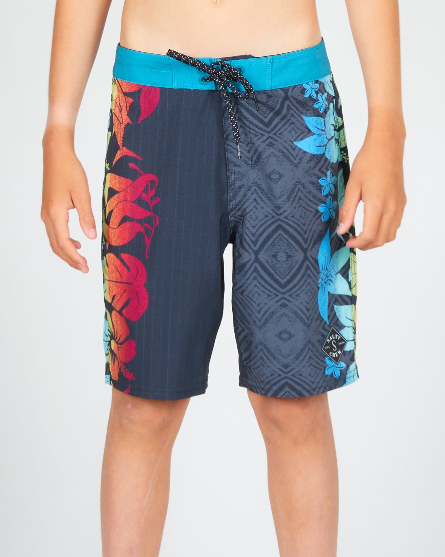 On body front of the Cedros Boys Black/Aqua Boardshort